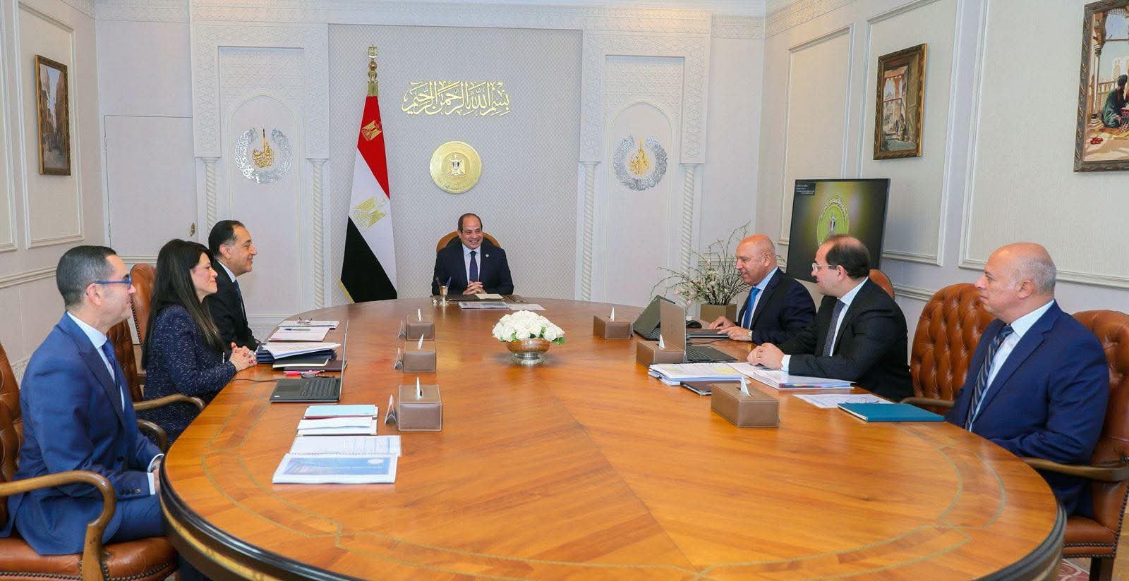 لمناقشة سبل تعزيز الاقتصاد المصري.. السيسي يجتمع مع رئيس الوزراء