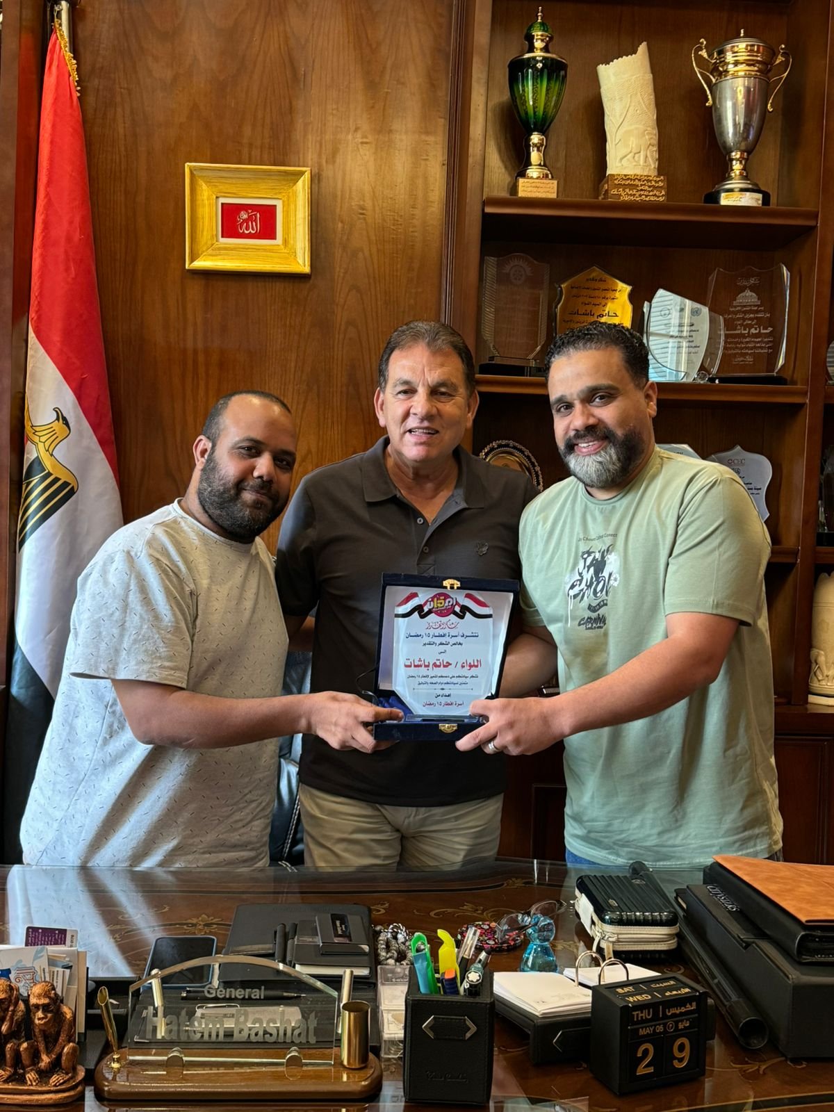 منظمو إفطار 15 رمضان في المطرية يكرمون اللواء حاتم باشات لجهوده في دعم الحفل السنوي